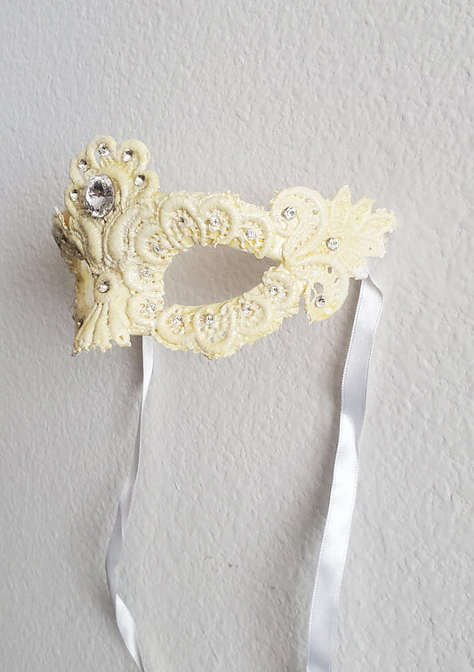 Colombina Macrame Bianca Mask